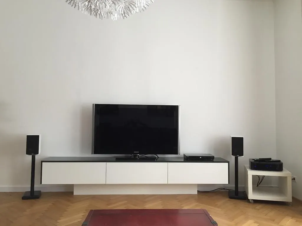 Innsbruck Saggen Large Flat 0*,